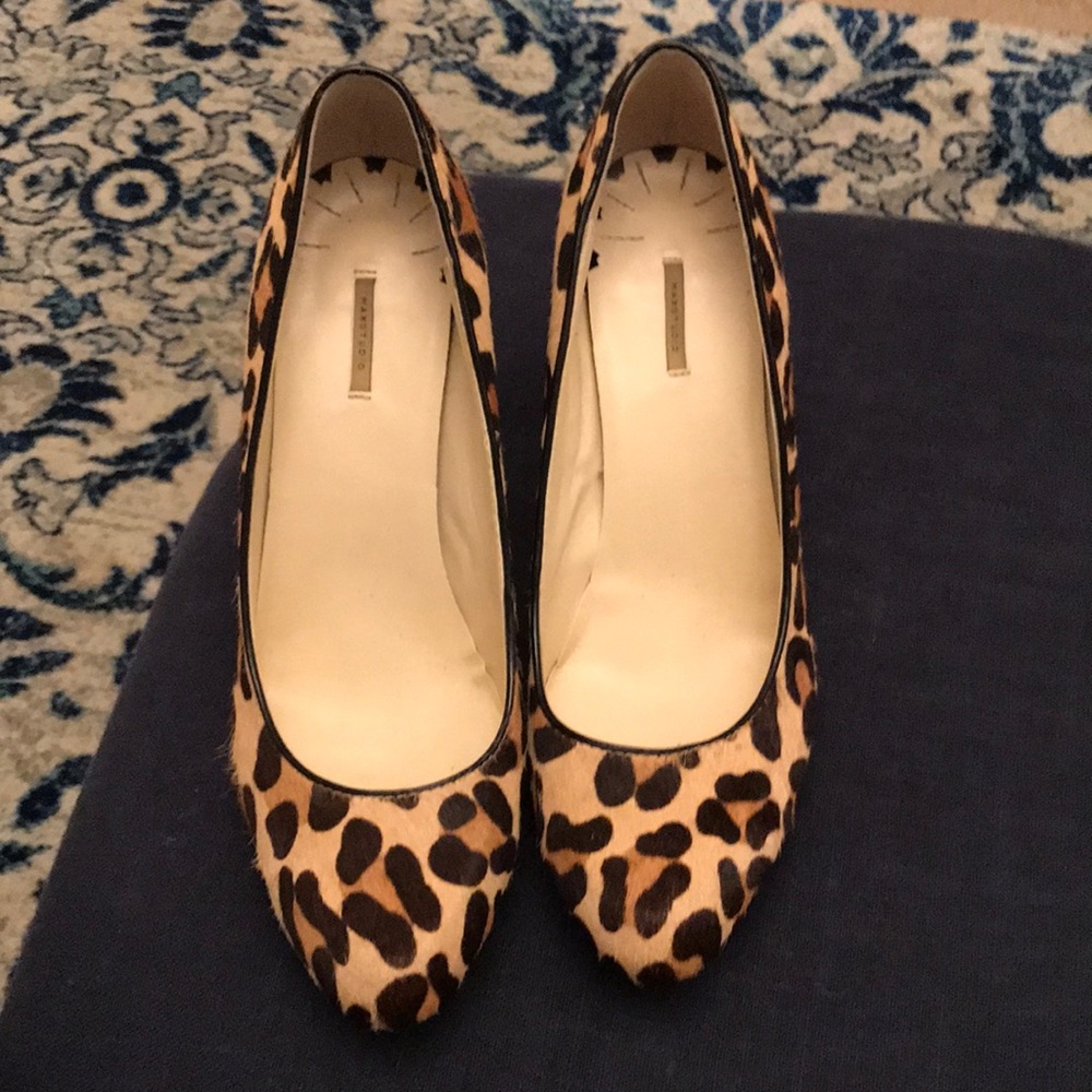 Max studio leopard pumps